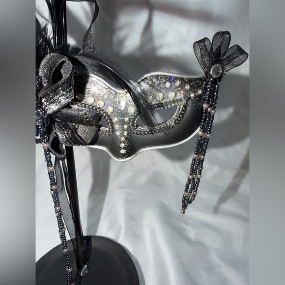 Vintage Gothic Masquerade Mask DecorBlack Wire Scroll Stand – Beaded & Feathered - Picture 7 of 9